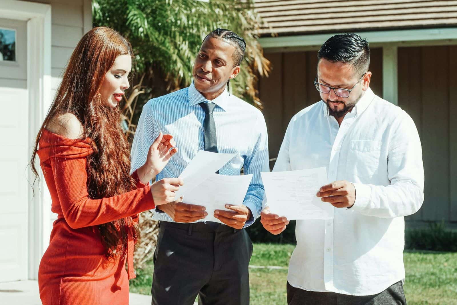 U.S. expat reviewing mortgage and property options while planning a future home purchase in America