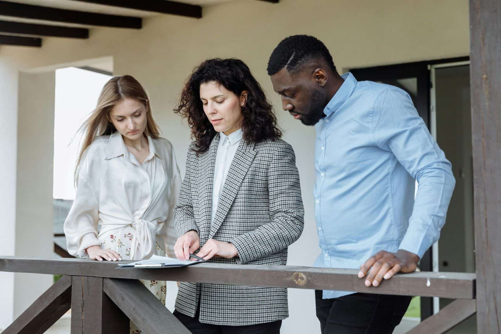Returning U.S. expat reviewing mortgage options and home buying opportunities before relocating back to the United States in 2026