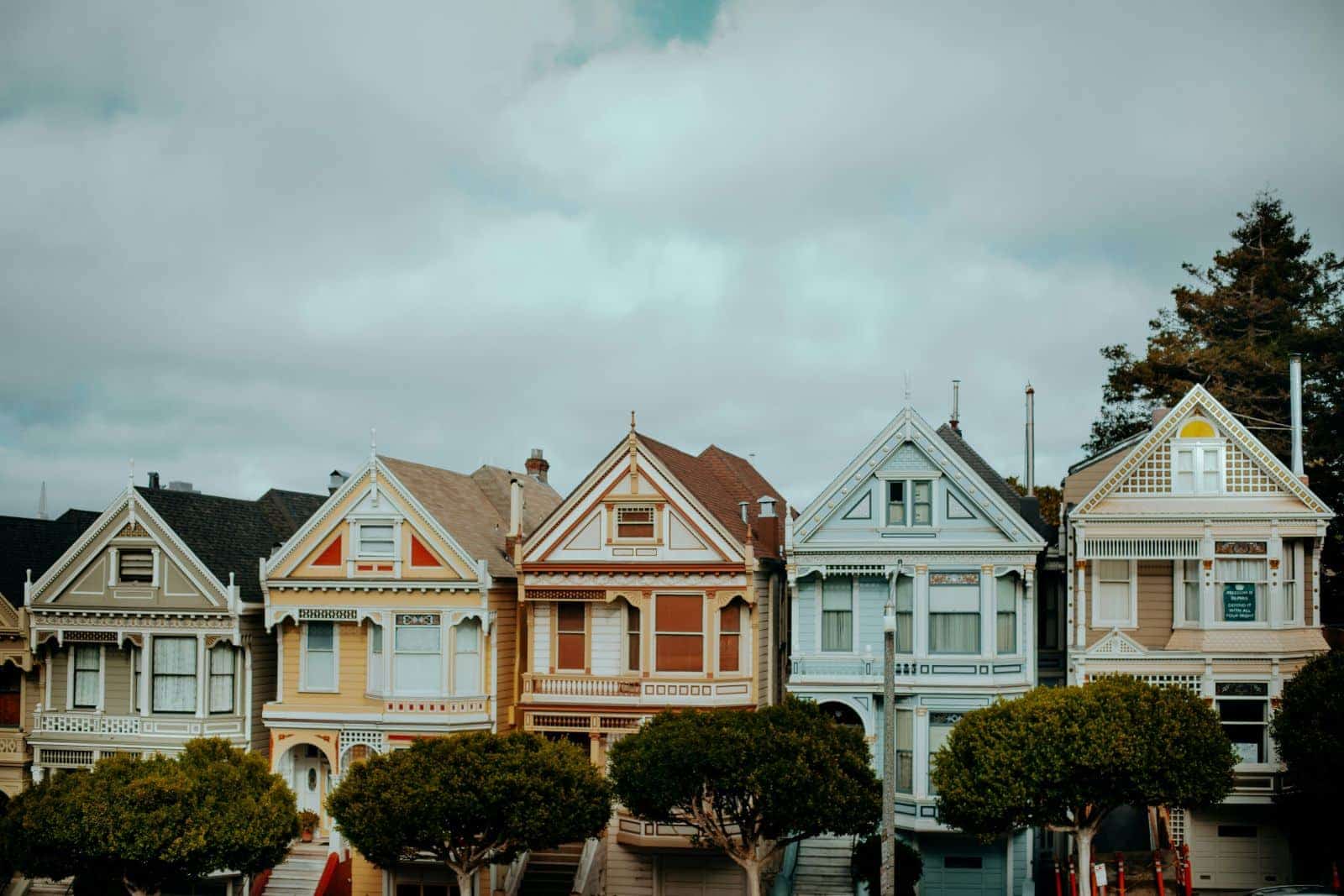 Global investor building a U.S. real estate portfolio using DSCR loans and rental property investments to generate long-term USD income