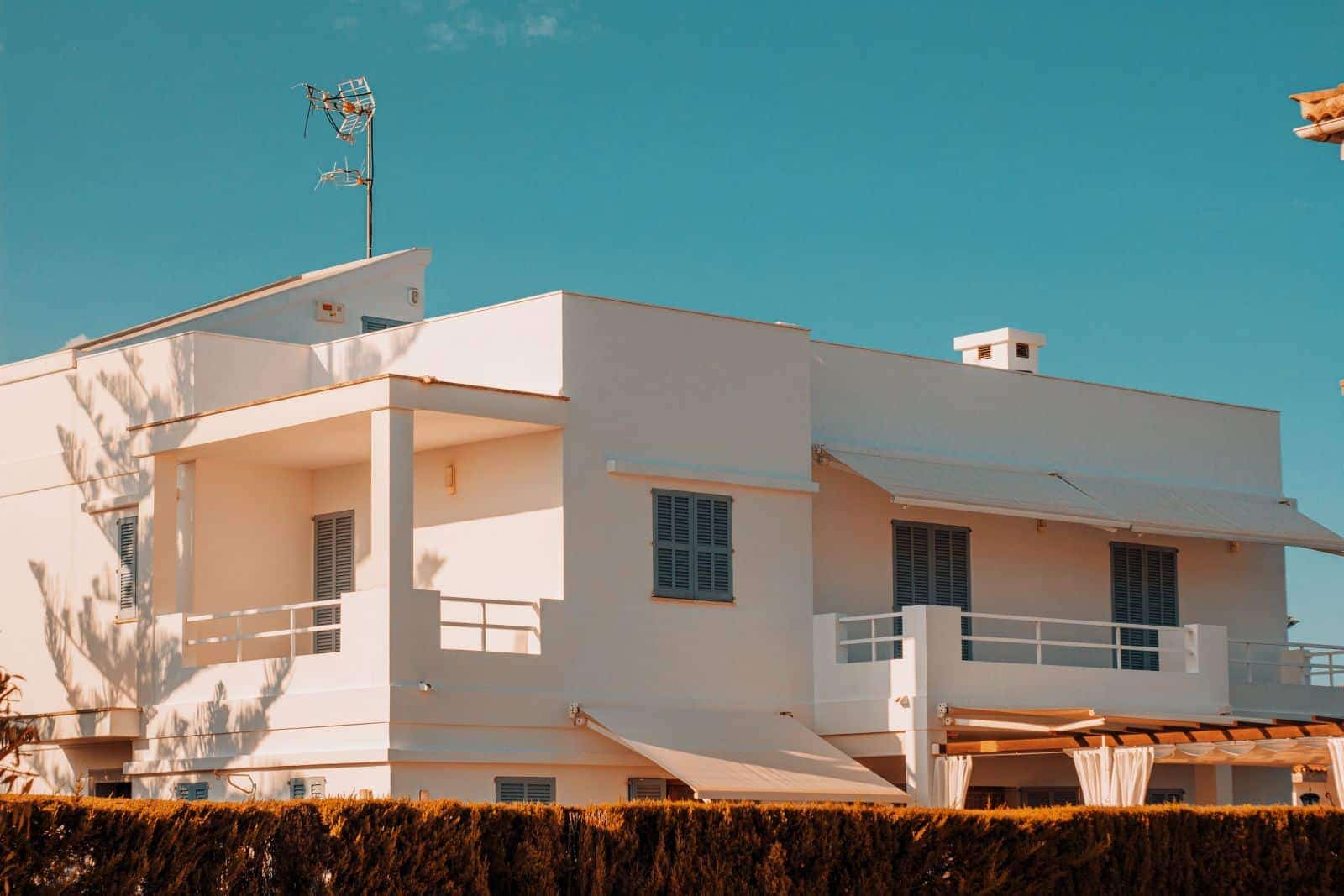 International investor reviewing Airbnb investment properties, short-term rental income, and DSCR mortgage financing in the United States