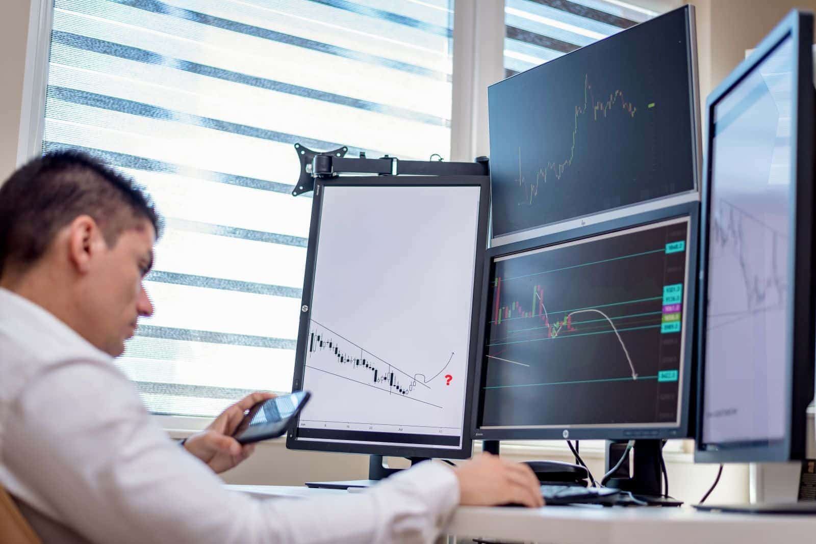 Global investor reviewing U.S. real estate, USD-denominated assets, currency diversification, and DSCR mortgage opportunities