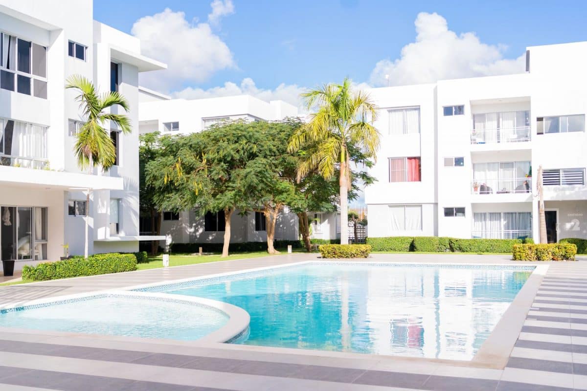 International investor analyzing Airbnb short-term rental property, DSCR mortgage financing, and high-yield U.S. real estate markets