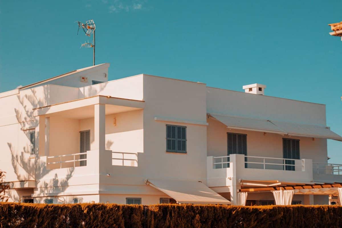 International investor reviewing Airbnb investment properties, short-term rental income, and DSCR mortgage financing in the United States